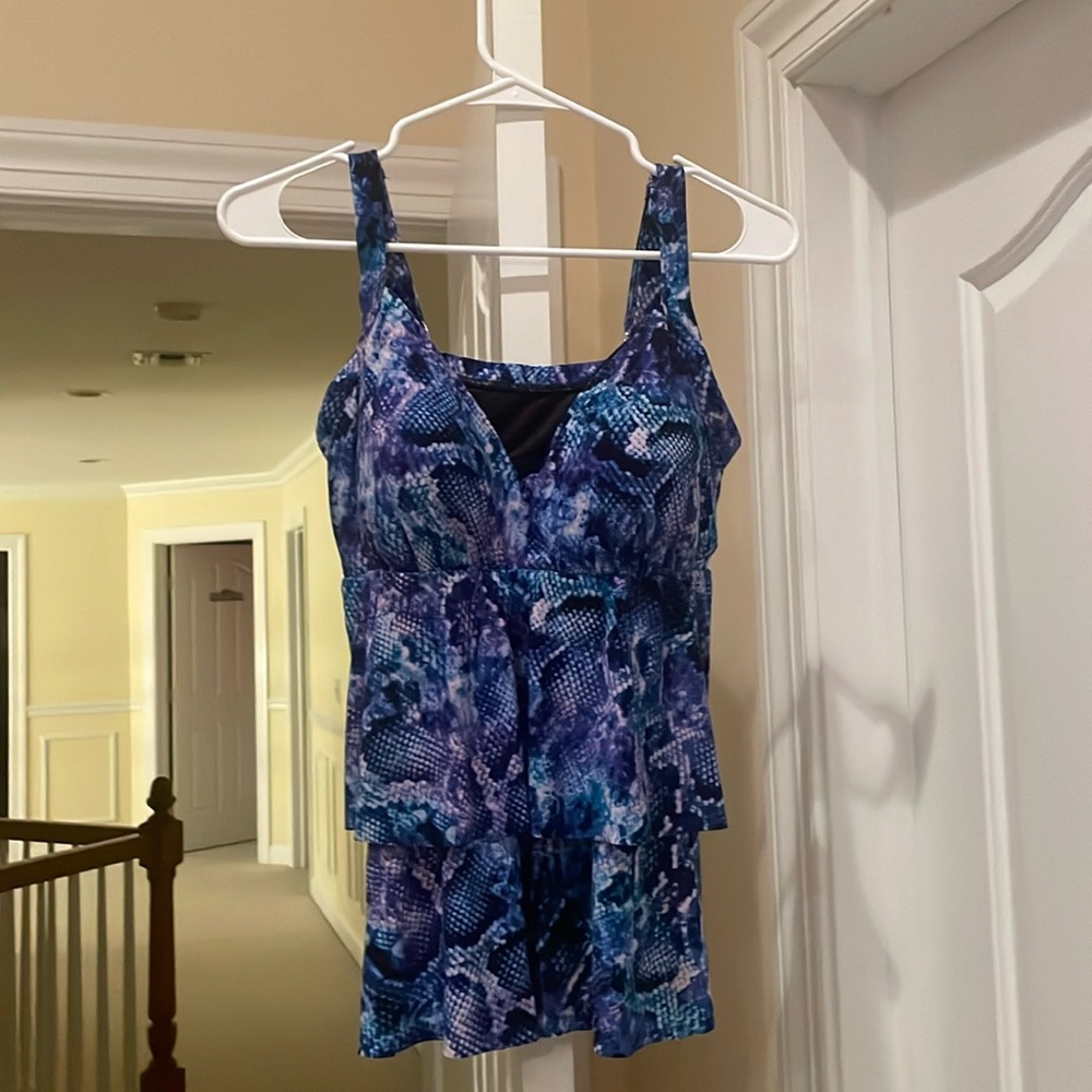 New with tags tankini top!Blue/purple print with cups/adjustable straps Size 16w